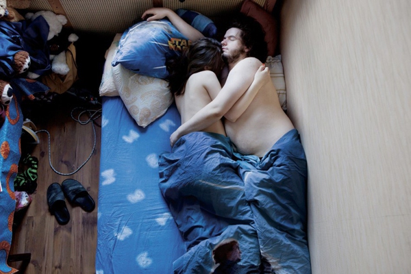 Độc đáo cuốn sách ảnh chụp tư thế ngủ của các cặp vợ chồng đang mang thai 1