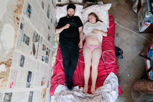 Độc đáo cuốn sách ảnh chụp tư thế ngủ của các cặp vợ chồng đang mang thai 4