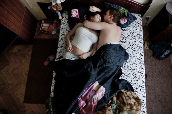 Độc đáo cuốn sách ảnh chụp tư thế ngủ của các cặp vợ chồng đang mang thai 7