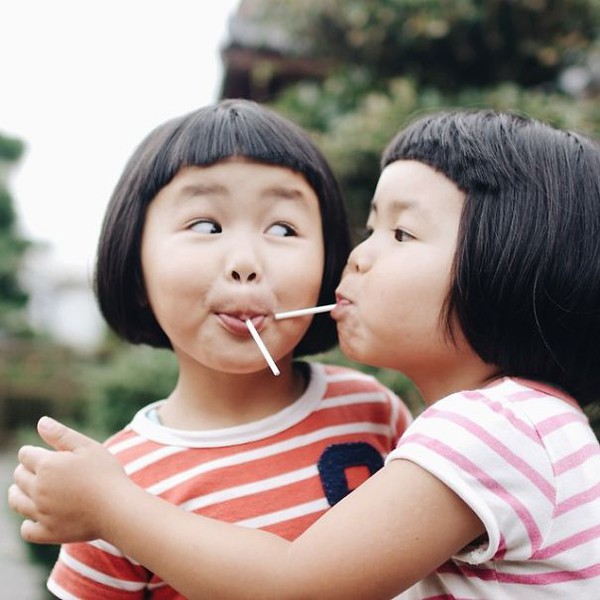 Chùm ảnh cực cute của hai bé sinh đôi người Nhật qua ống kính của bố