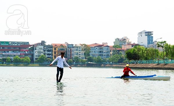  Kinh ngạc với màn biểu diễn đi bộ trên mặt nước của chàng ảo thuật gia đẹp trai 1