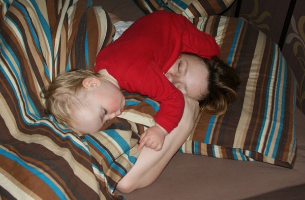 Những tư thế ngủ khó đỡ của các nhóc tỳ 13
