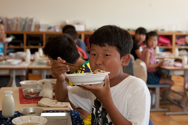 Tận mắt chứng kiến bữa trưa ở trường tiểu học Nhật Bản