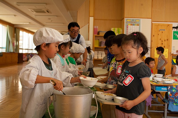 Tận mắt chứng kiến bữa trưa ở trường tiểu học Nhật Bản