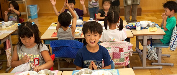 Tận mắt chứng kiến bữa trưa ở trường tiểu học Nhật Bản