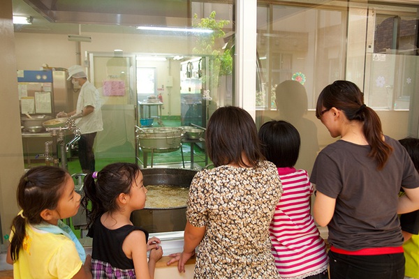 Tận mắt chứng kiến bữa trưa ở trường tiểu học Nhật Bản
