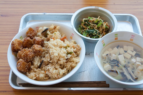 Tận mắt chứng kiến bữa trưa ở trường tiểu học Nhật Bản