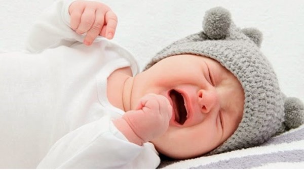 Vì sao không nên để bé tự khóc và ngủ?