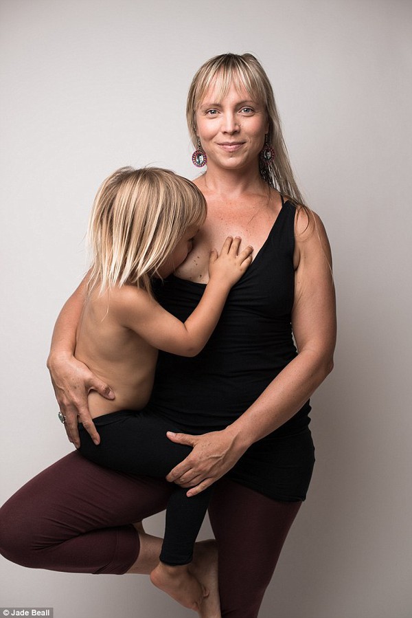 Bức ảnh mẹ ngực trần cho con trai 3 tuổi bú châm ngòi tranh cãi trên mạng 