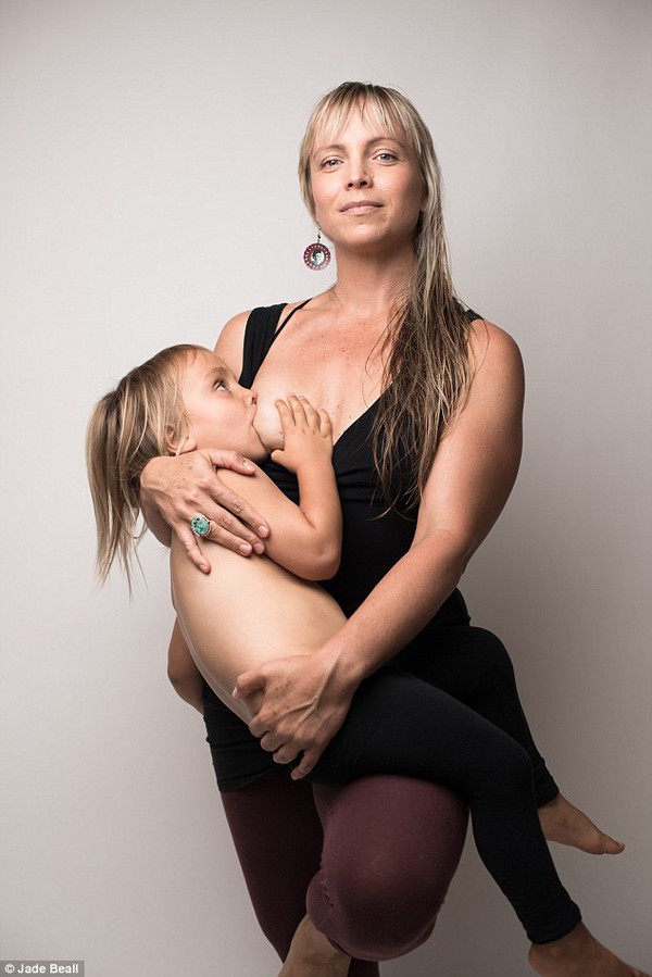 Bức ảnh mẹ ngực trần cho con trai 3 tuổi bú châm ngòi tranh cãi trên mạng 