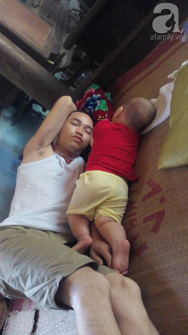 1001 những tư thế ngủ siêu dễ thương của bố Việt và con
