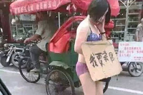 Nghi ngờ ngoại t&igrave;nh, chồng bắt vợ cởi đồ đi bộ khắp phố
