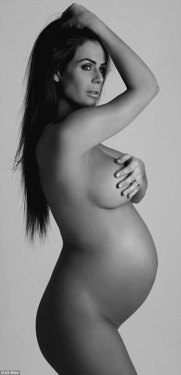 Thân hình đẹp mê mẩn của mẹ bầu mang thai đôi ở tuần thứ 32