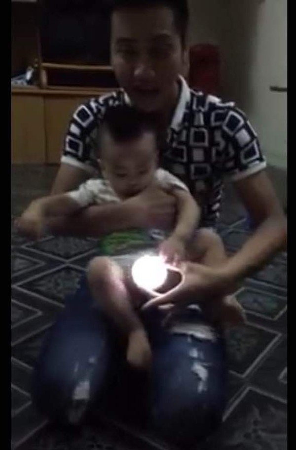 Kỳ diệu em bé có khả năng làm bóng đèn phát sáng?