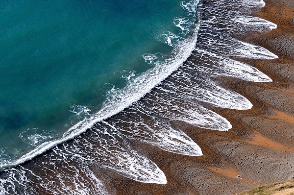 Sóng biển dạt vào bờ theo hình thù kì quái mà khoa học không thể giải thích được