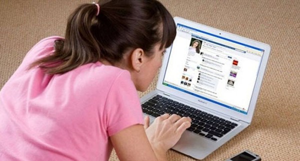 Không dùng facebook tôi thấy mình làm mẹ tốt hơn