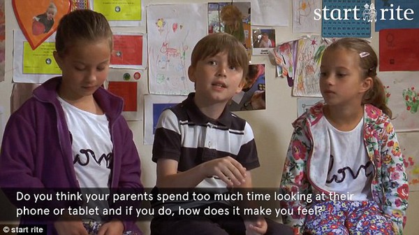 Video trẻ chia sẻ về việc bố mẹ dùng các thiệt bị công nghệ gây sốc