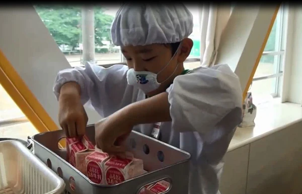 Khám phá bữa trưa bổ ích của các em học sinh tại Nhật Bản