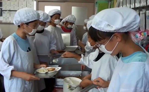 Khám phá bữa trưa bổ ích của các em học sinh tại Nhật Bản