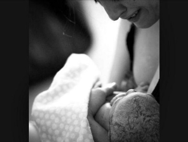 Bộ ảnh mẹ và bé chỉ vài phút sau khi chào đời khiến ai cũng muốn làm mẹ
