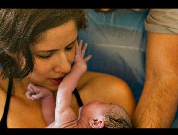 Bộ ảnh mẹ và bé chỉ vài phút sau khi chào đời khiến ai cũng muốn làm mẹ