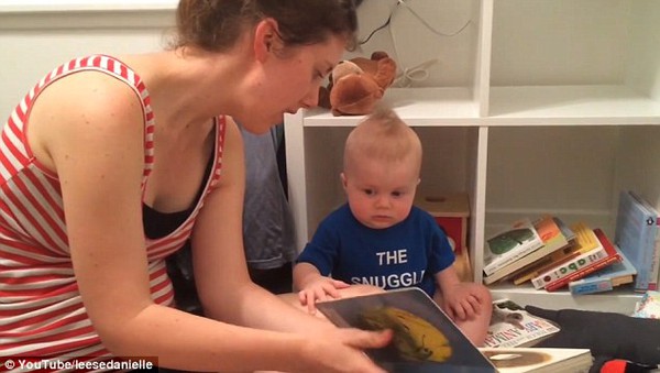 Phản ứng siêu đáng yêu của bé trai khi mẹ dừng đọc truyện