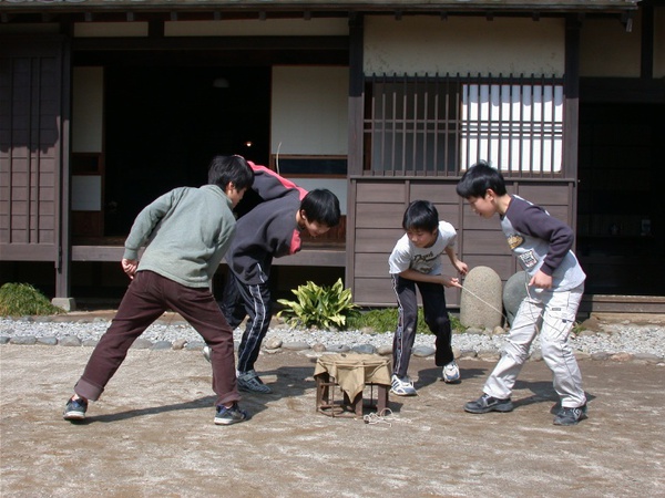 Những trò chơi truyền thống thú vị của trẻ em Nhật Bản