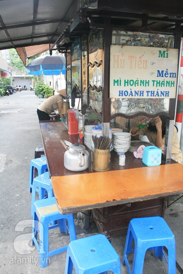 Xe hủ tiếu mì Tàu chục năm tuổi ở trung tâm Sài Gòn 1