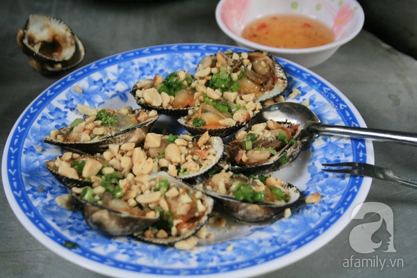 H&agrave;ng ốc ngon, rẻ, sạch b&ecirc;n trong chợ Ho&agrave;ng Hoa Th&aacute;m 4