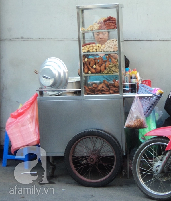 Xe xôi gà siêu rẻ trên phố Đặng Văn Ngữ, Sài Gòn 1