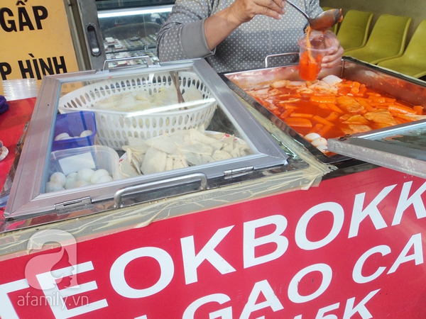 Review xe Tteokbokki giá bèo trên đường Hai Bà Trưng, Q1 1