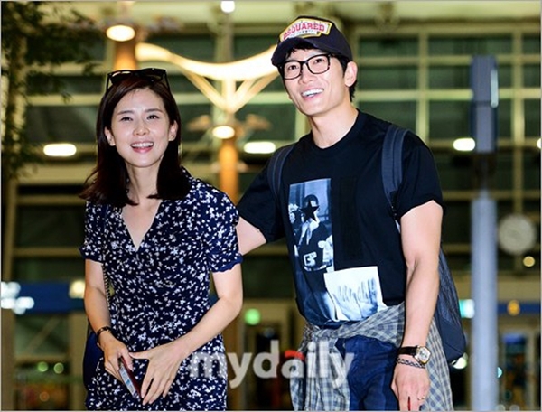 Lee Bo Young và chồng xuất hiện rạng rỡ sau tuần trăng mật 1