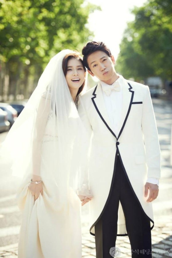 Lee Bo Young và chồng xuất hiện rạng rỡ sau tuần trăng mật 2