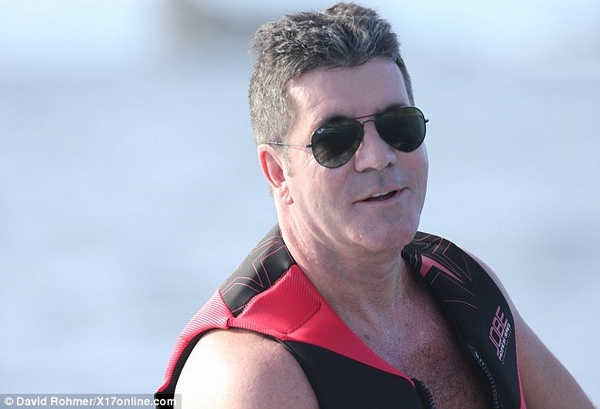 Bạn gái Simon Cowell "khoe" bụng bầu to với áo tắm 5