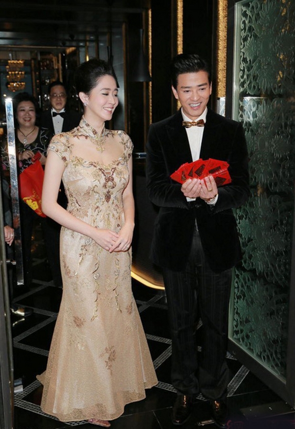 Bạn trai cũ của Trương Bá Chi thắm thiết hôn vợ trong đám cưới 3