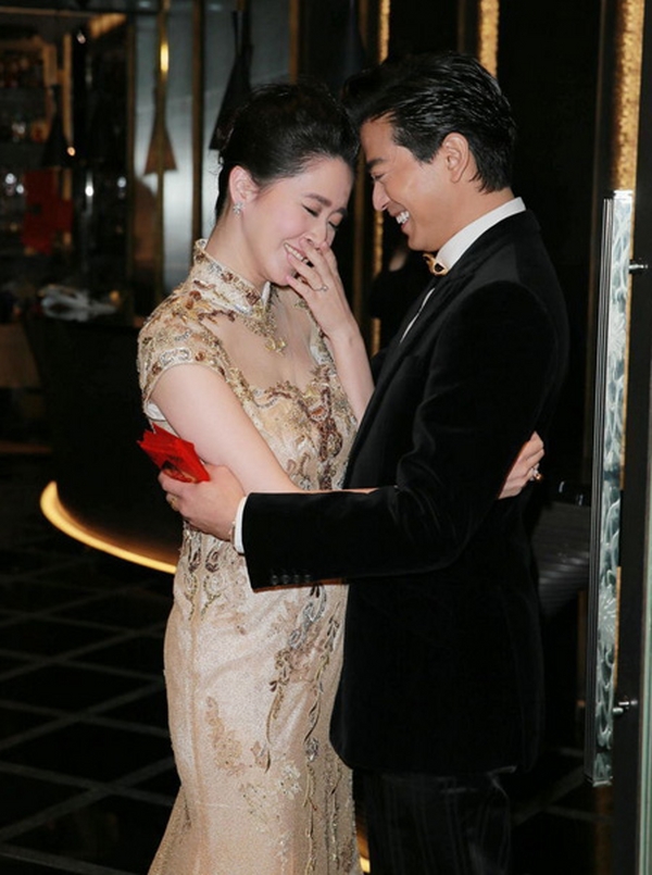 Bạn trai cũ của Trương Bá Chi thắm thiết hôn vợ trong đám cưới 6