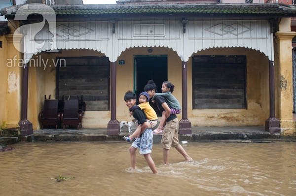 Cố đô Huế ngập trong biển nước sau khi bão Nari đổ bộ 21