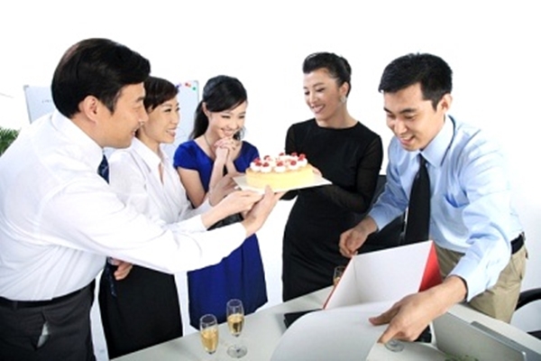 Trai c&ocirc;ng sở ph&aacute;t đi&ecirc;n v&igrave; bị g&aacute;i cơ quan đ&ograve;i qu&agrave; 20/10 3