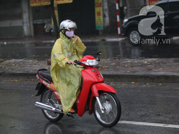 Người Hà Nội co ro trong mưa lạnh 2