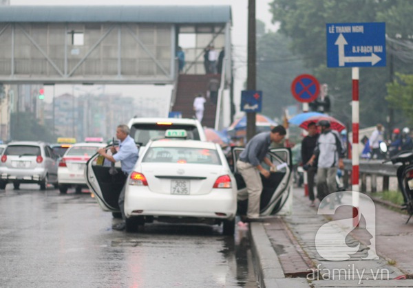 Người Hà Nội co ro trong mưa lạnh 16