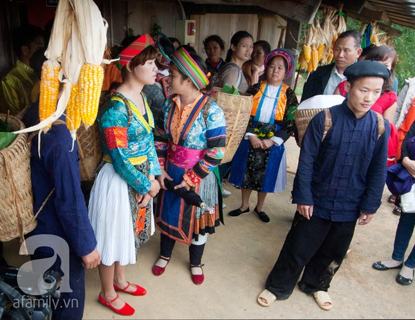 Dự đám cưới của đôi bạn trẻ người  H'Mông ngay trên đất Hà Nội 10