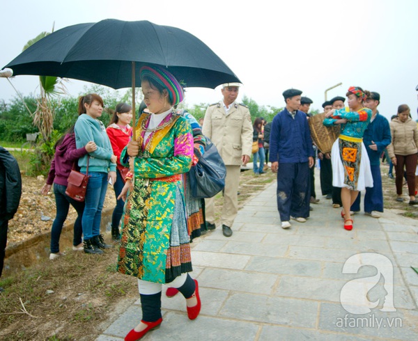 Dự đám cưới của đôi bạn trẻ người  H'Mông ngay trên đất Hà Nội 20