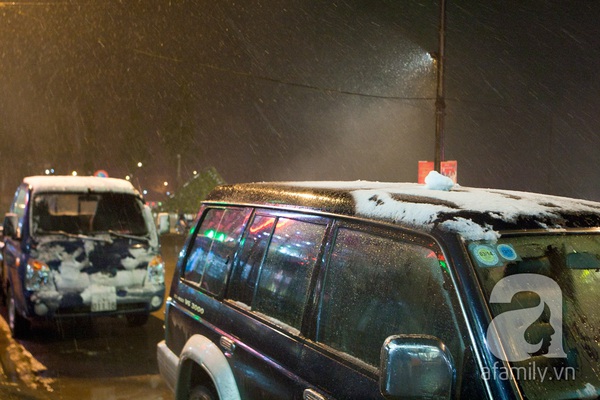 Tuyết tiếp tục rơi dày ở Sa Pa, du khách 