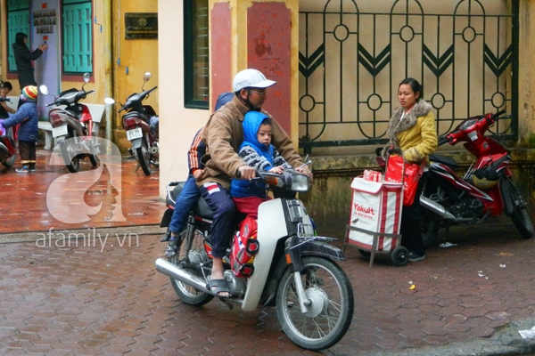 Hà Nội: Trẻ con bịt kín dưới trời lạnh chờ phụ huynh đến đón 10