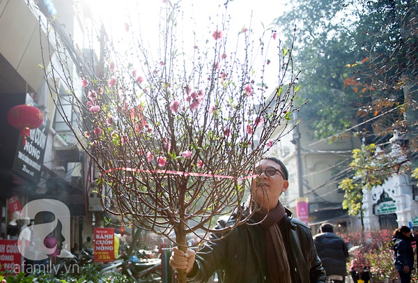 Du khách nước ngoài thích thú với chợ hoa Hàng Lược 11