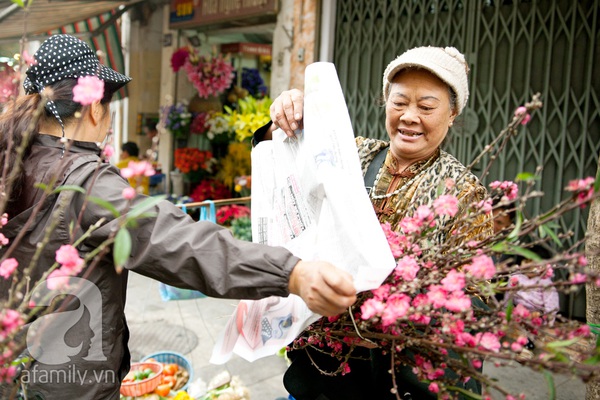 Hà Nội: Hoa đào nhộn nhịp xuống phố trong giá lạnh 17