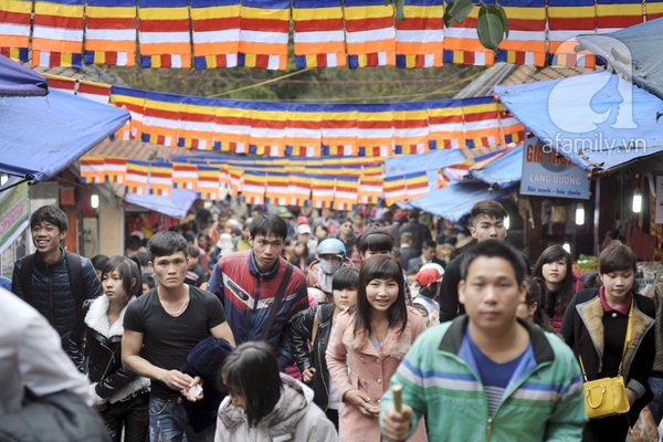 Hàng vạn người đội mưa lên Yên Tử trong ngày khai hội 2
