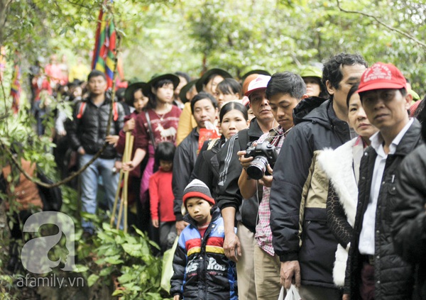 Hàng vạn người đội mưa lên Yên Tử trong ngày khai hội 3