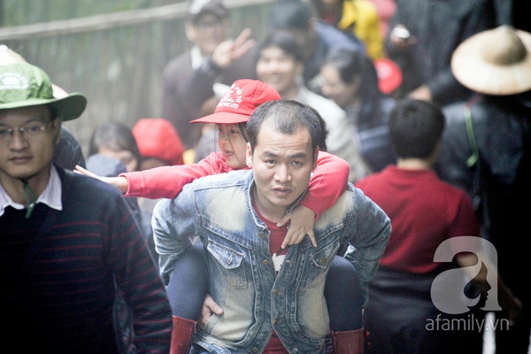 Hàng vạn người đội mưa lên Yên Tử trong ngày khai hội 5