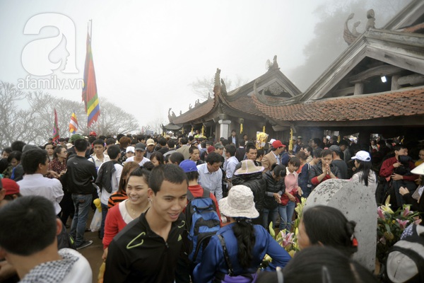 Hàng vạn người đội mưa lên Yên Tử trong ngày khai hội 8